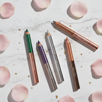 Flat lay matite su marmo con rose