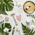 Set Gua Sha e Jade Roller LunaGlow su marmo bianco