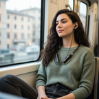 Donna in metro con auricolari wireless