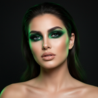Donna con smoky eye verde drammatico